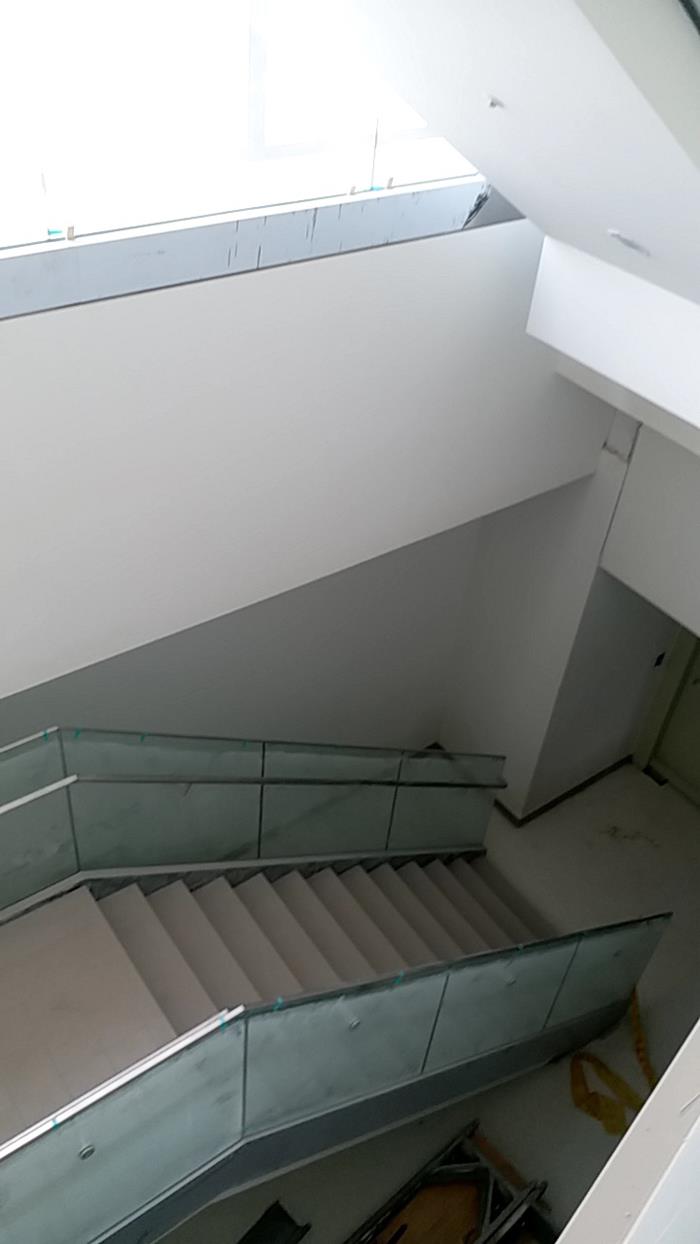 樓梯玻璃安裝及矽膠施打工程02