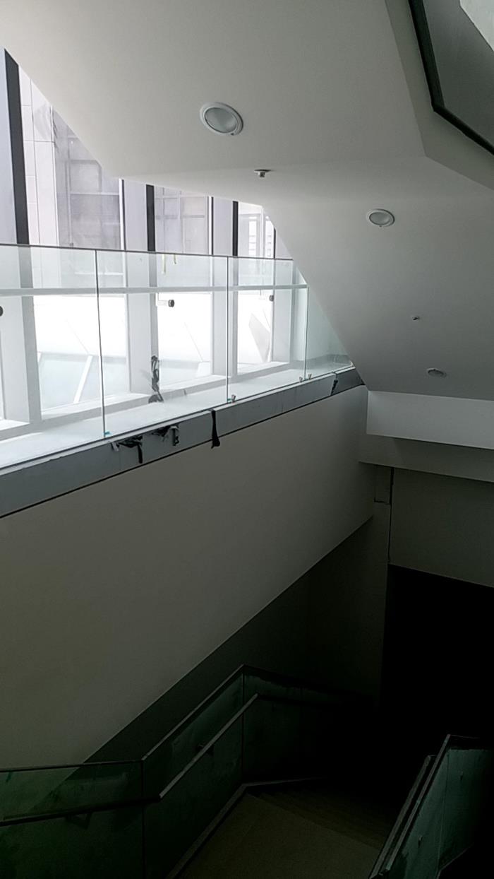 樓梯玻璃安裝及矽膠施打工程04