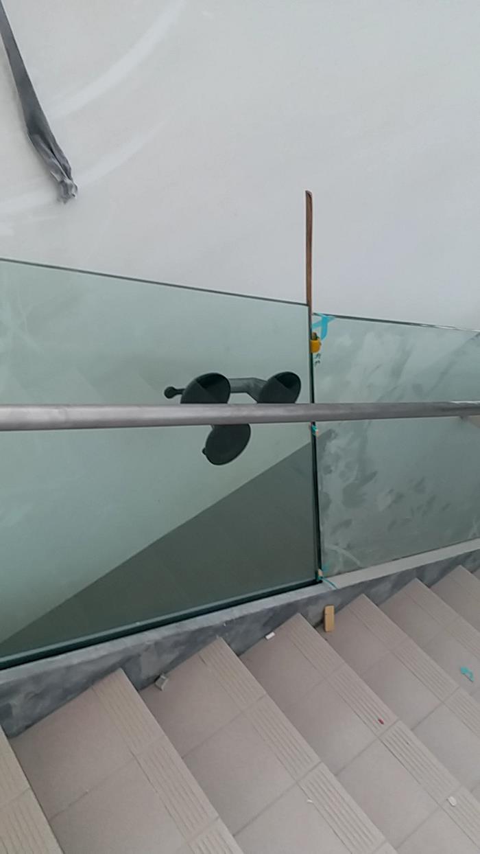樓梯玻璃安裝及矽膠施打工程06